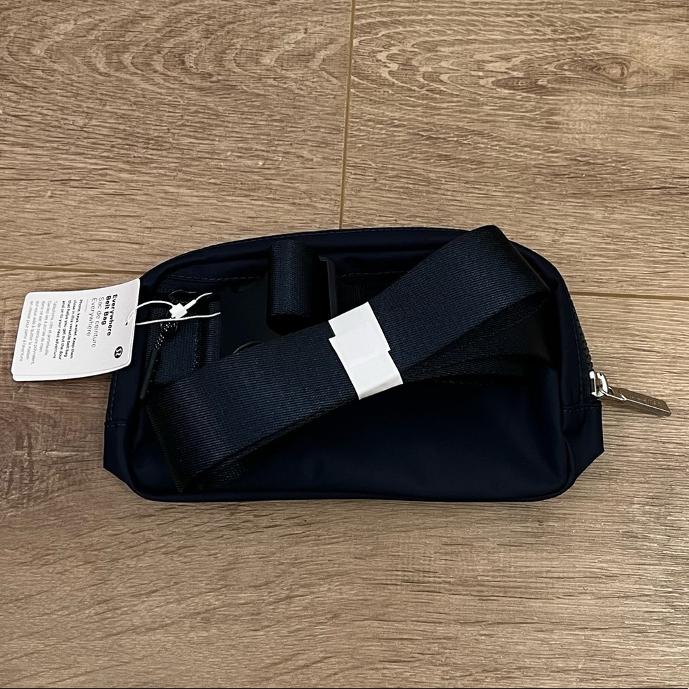 Lululemon Everywhere Belt Bag Navy - Picture 8 of 8